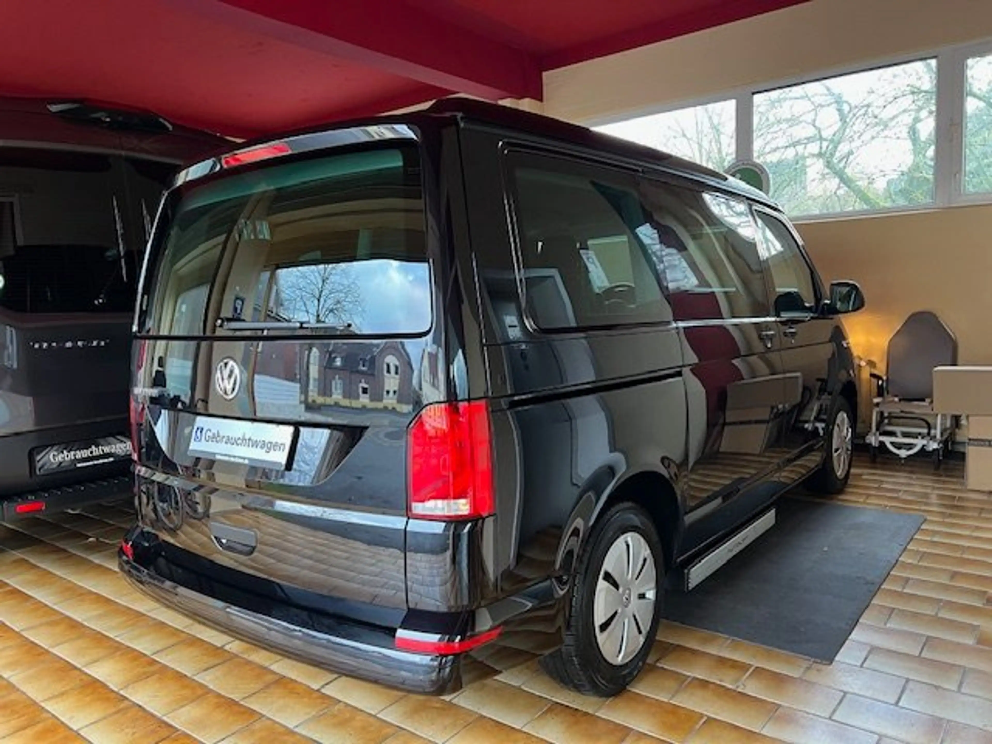 Volkswagen T6.1 Multivan Autom. Rollstuhllift Rolliplatz-Beifahrer Docking — photo 4
