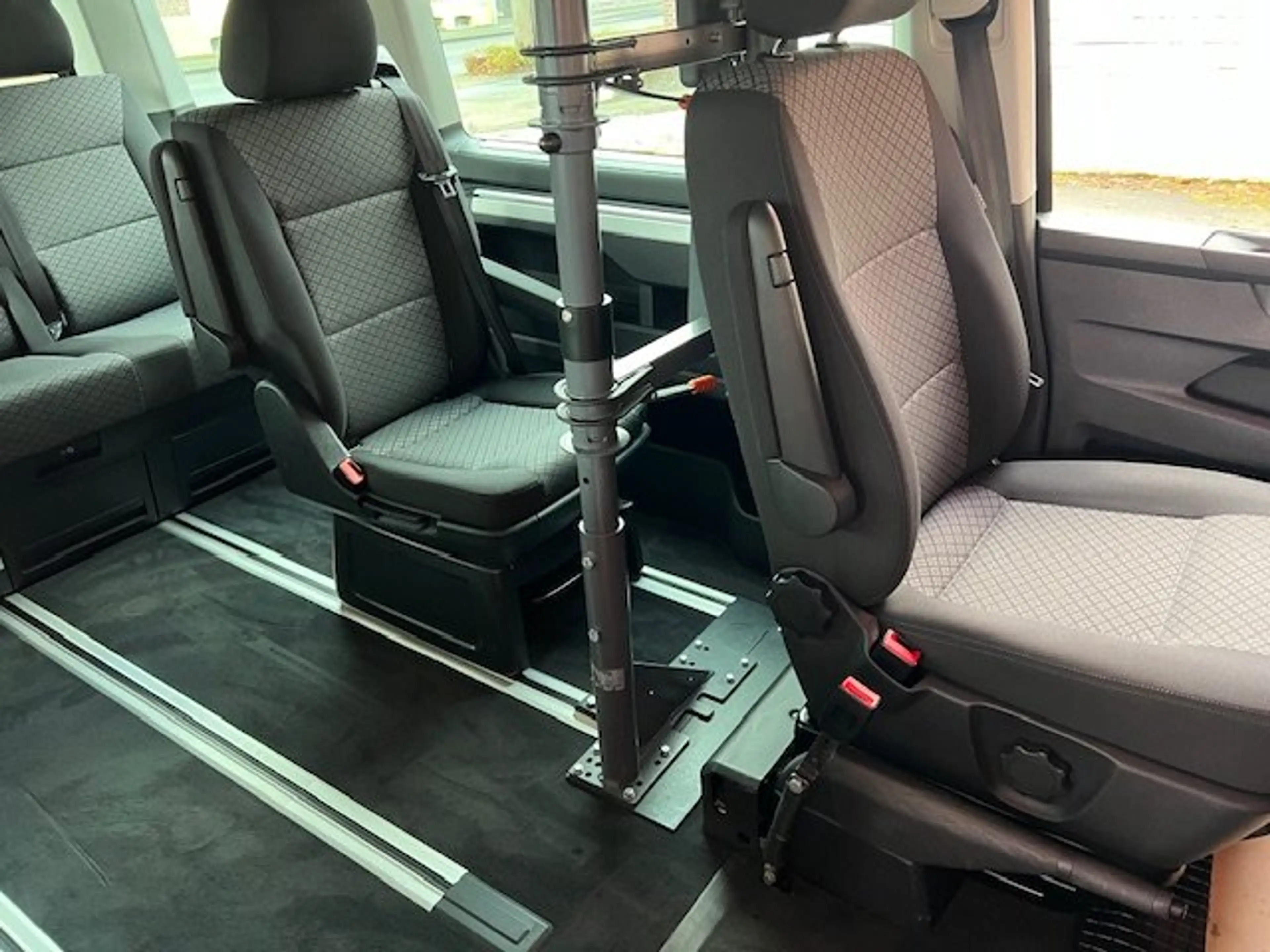 Volkswagen T6.1 Multivan Autom. Rollstuhllift Rolliplatz-Beifahrer Docking — photo 13