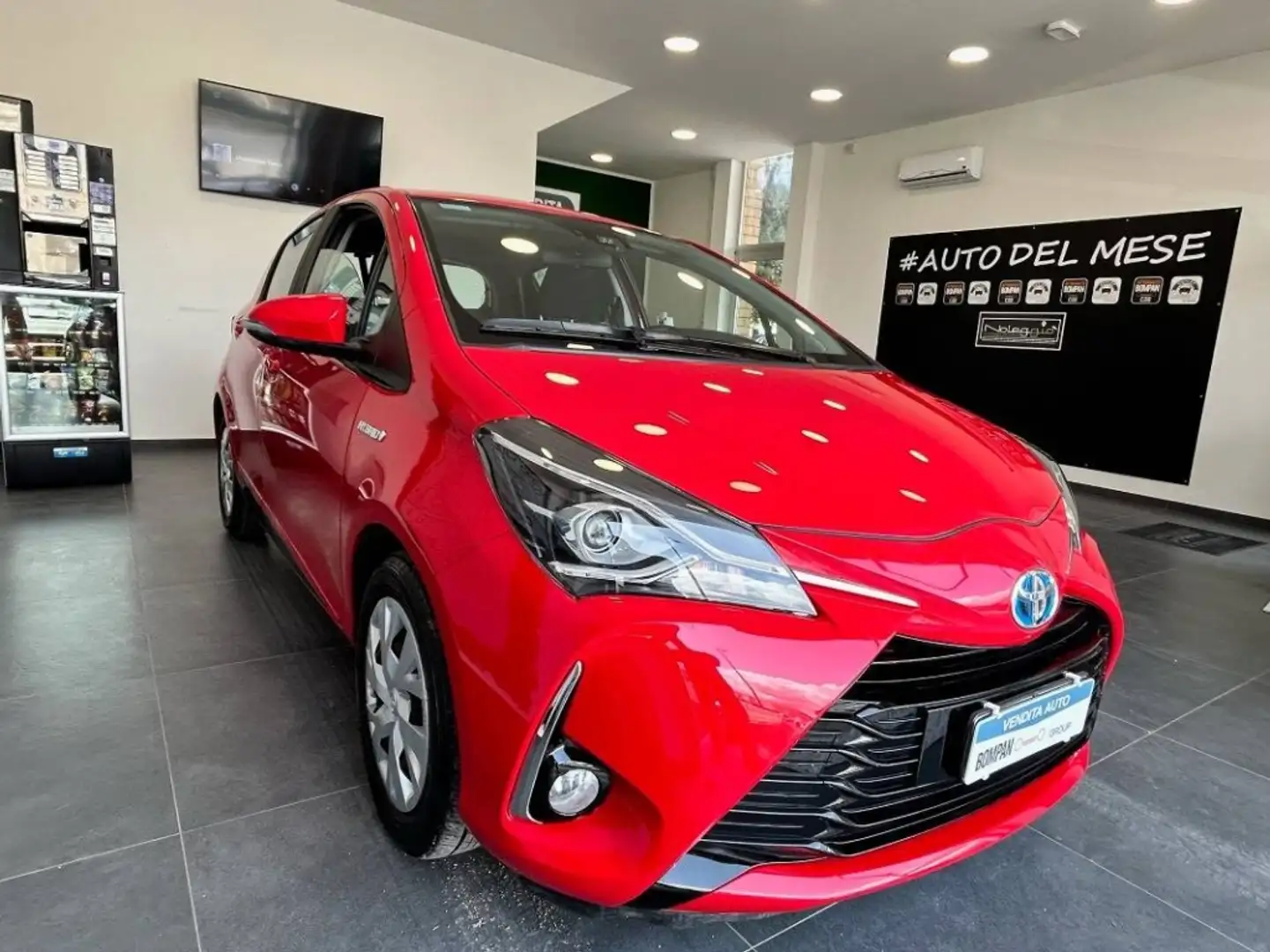 Toyota Yaris 1.5h Active Plus Rosso - 2