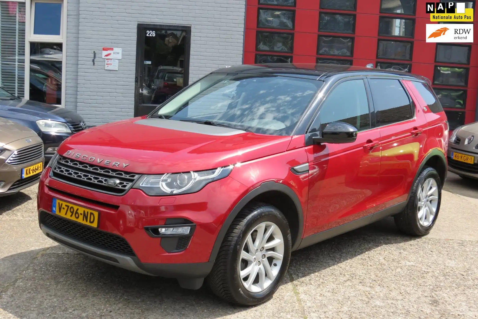 Land Rover Discovery Sport 2.0 TD4 ,LEDER, PANO, GRIJS KENTEKEN - 1