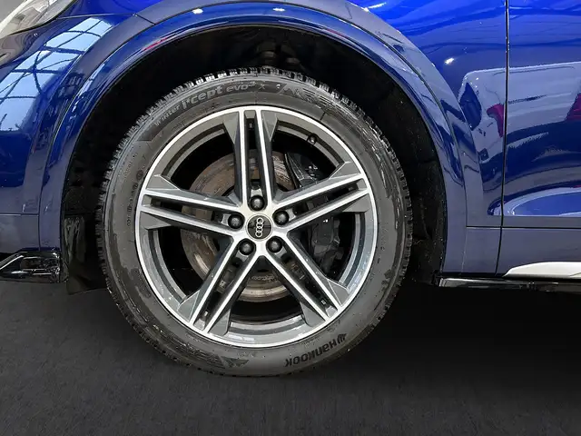 Audi SQ5 view 4