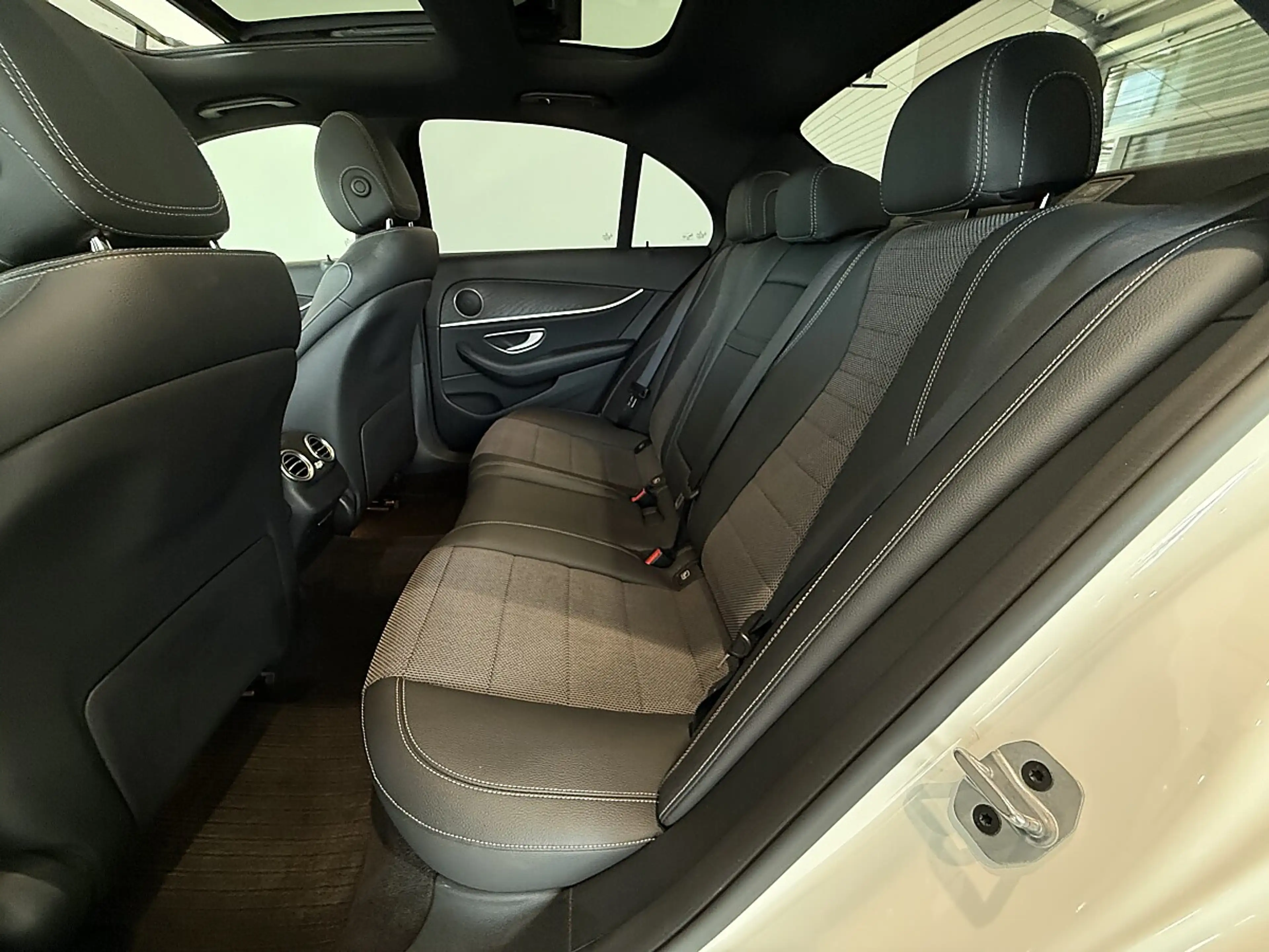 Mercedes-Benz E 220 d Aut.*Panorama*Spur*Totwinkel*Head-Up — photo 10
