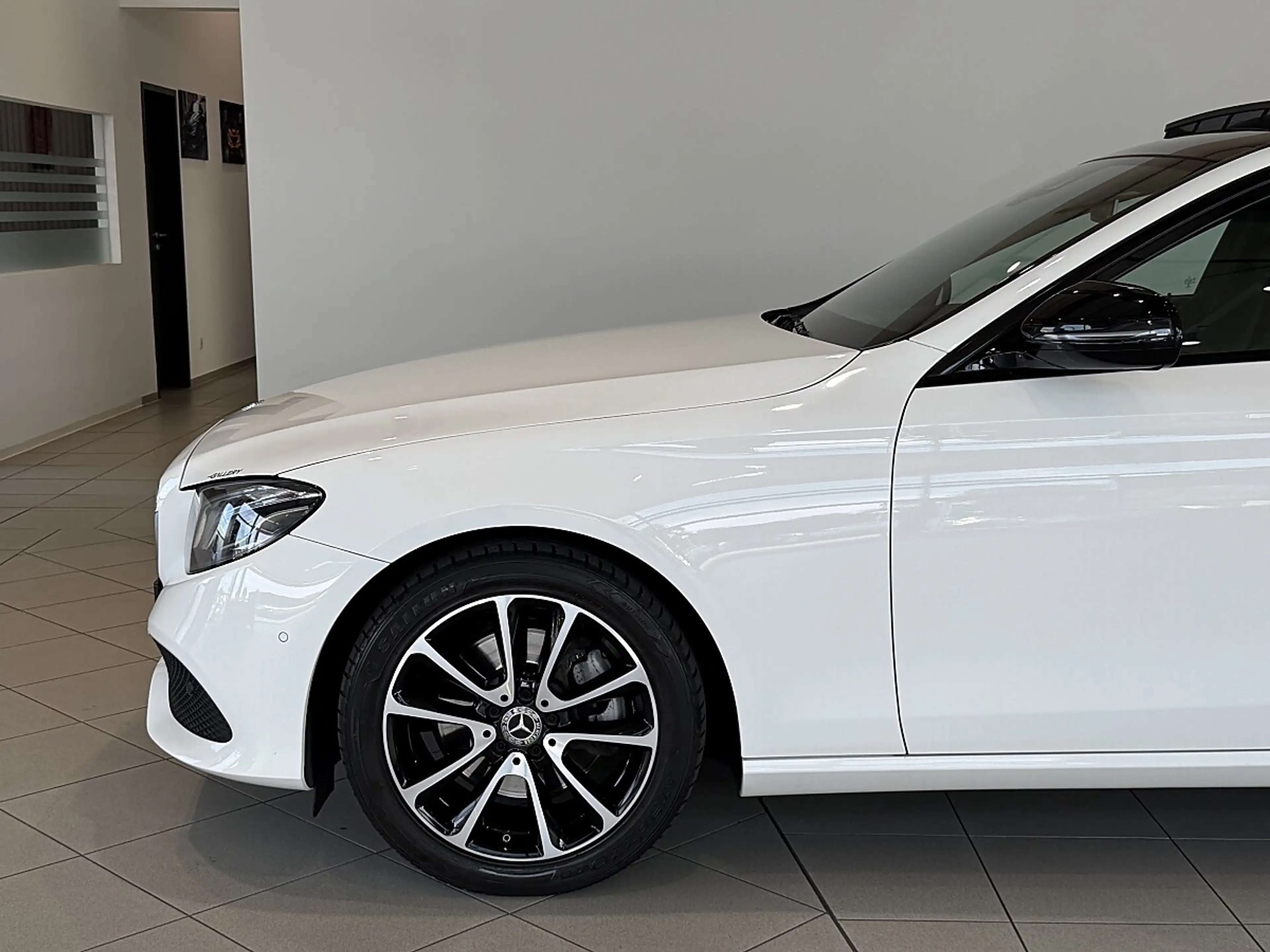 Mercedes-Benz E 220 d Aut.*Panorama*Spur*Totwinkel*Head-Up — photo 6