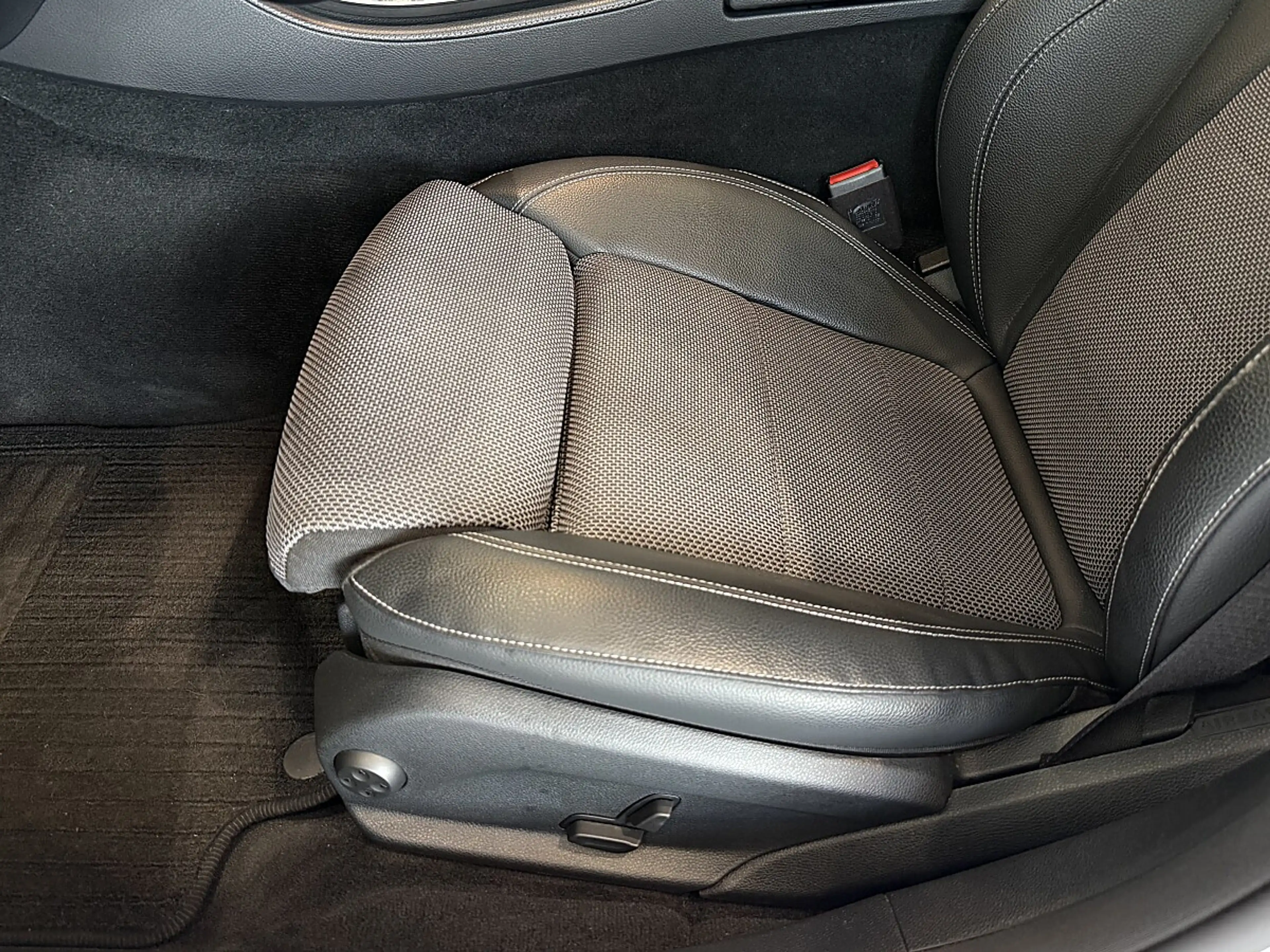 Mercedes-Benz E 220 d Aut.*Panorama*Spur*Totwinkel*Head-Up — photo 9