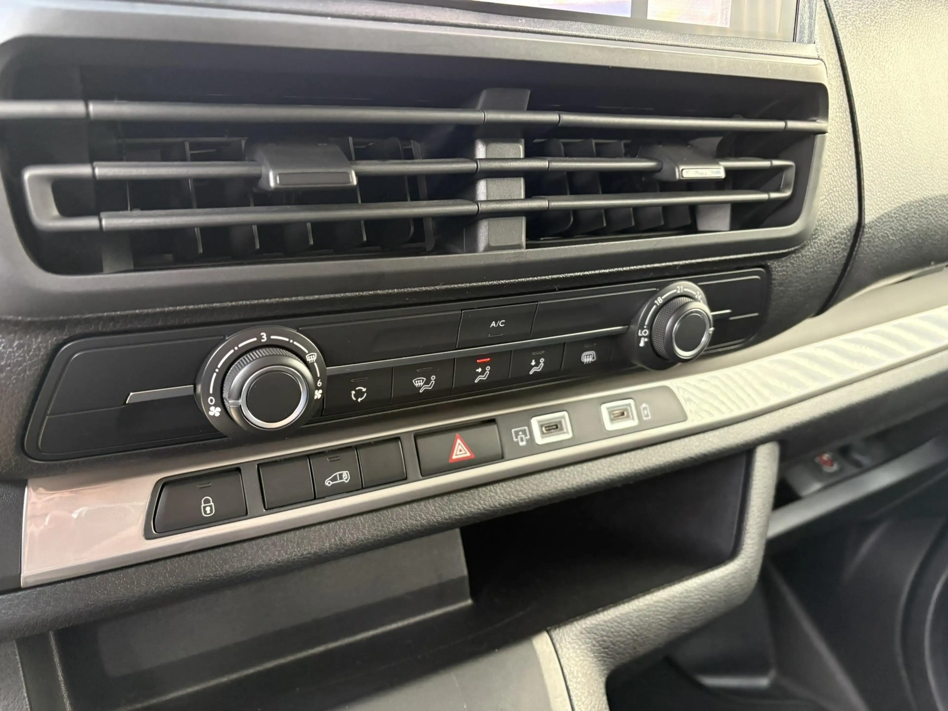 Opel Vivaro 2.0 Diesel 145 L3 | Houten Afwerking Laadruimte | — photo 15
