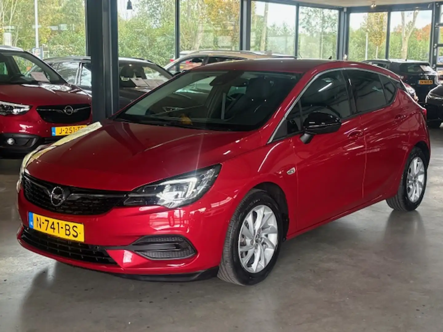 Opel Astra 1.2 Turbo 130pk Business Elegance Rood - 1