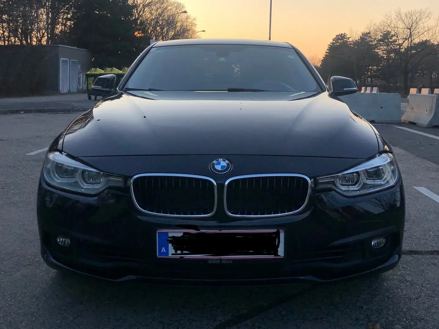 BMW 320 320i Aut. Advantage Schwarz - 2