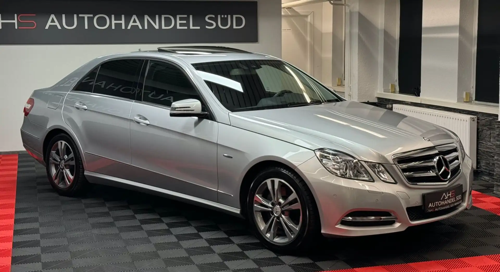Mercedes-Benz E 300 CDI Avantgarde*NAVI*XENON*GDACH*66 TKM* Argintiu - 2