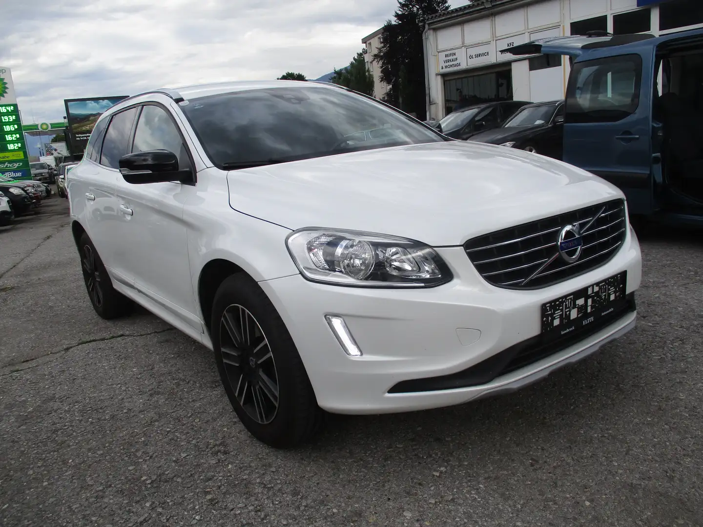 Volvo XC60 Kinetic AWD Weiß - 1