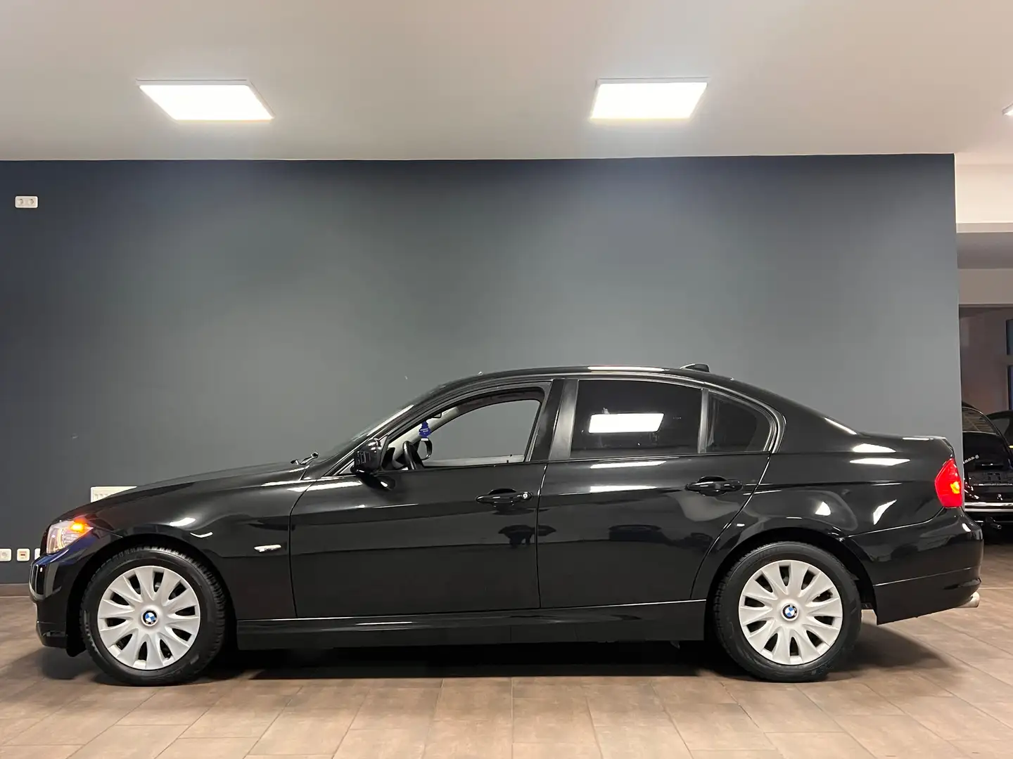 BMW 320 d E90 / XENON / LEDER / NAVI / TEMPOMAT Noir - 2