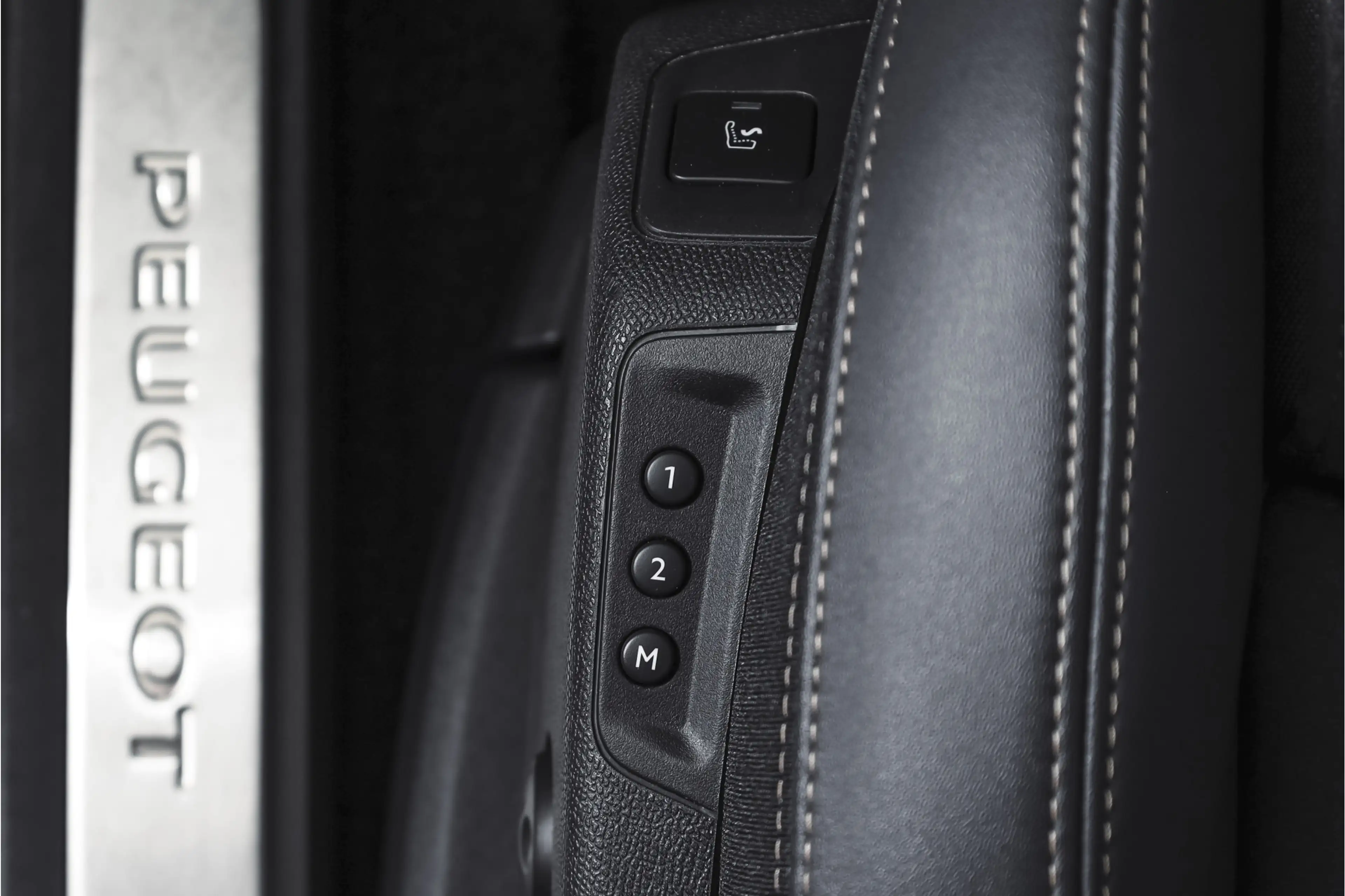 Peugeot 3008 1.2 PureTech Blue Lease GT 131 PK | black pakket | — photo 18