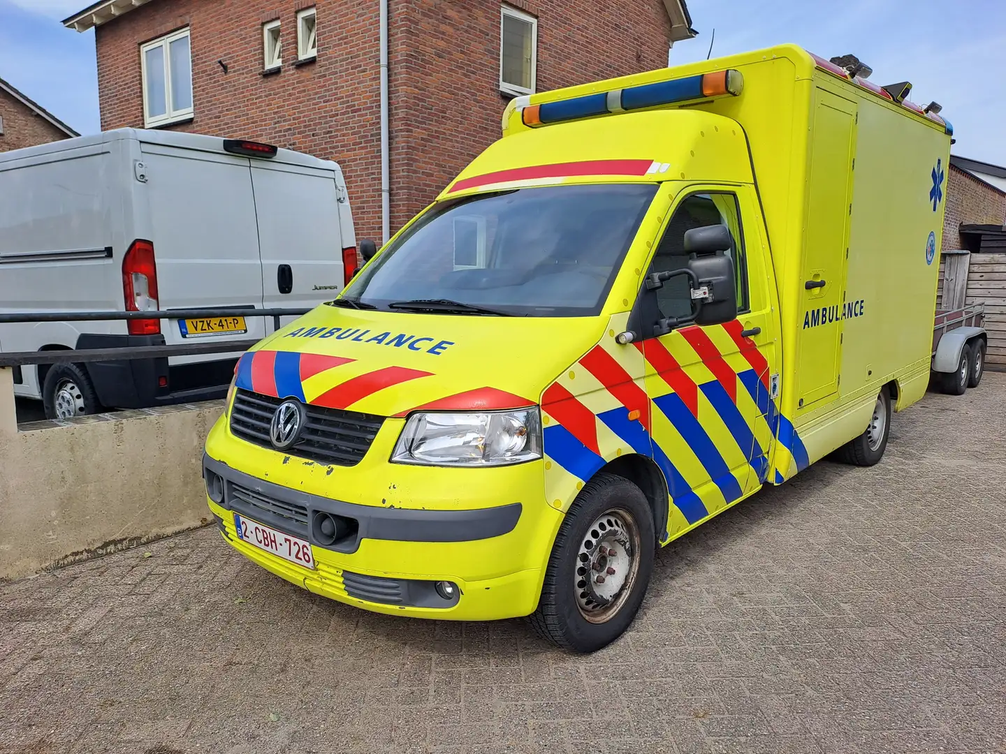 Volkswagen T5 Ambulance multivan Желтый - 1