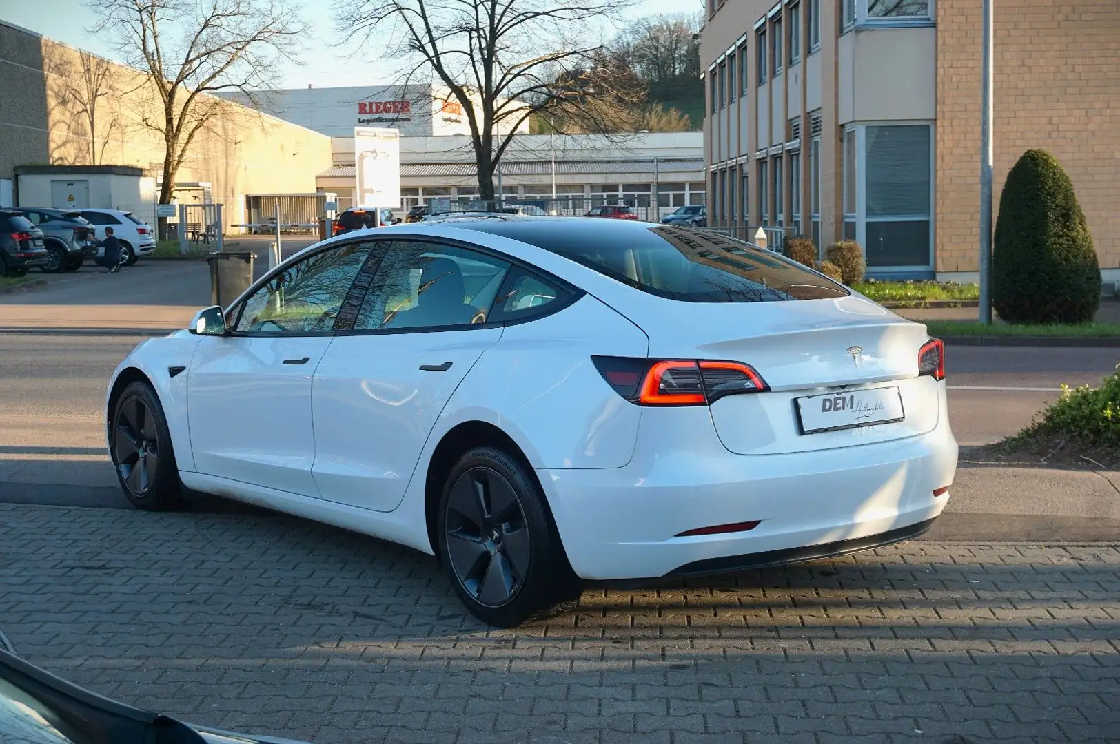 Tesla Model 3 Basis RWD / AHK / Autopilot / 1.HD / Weiß - 2