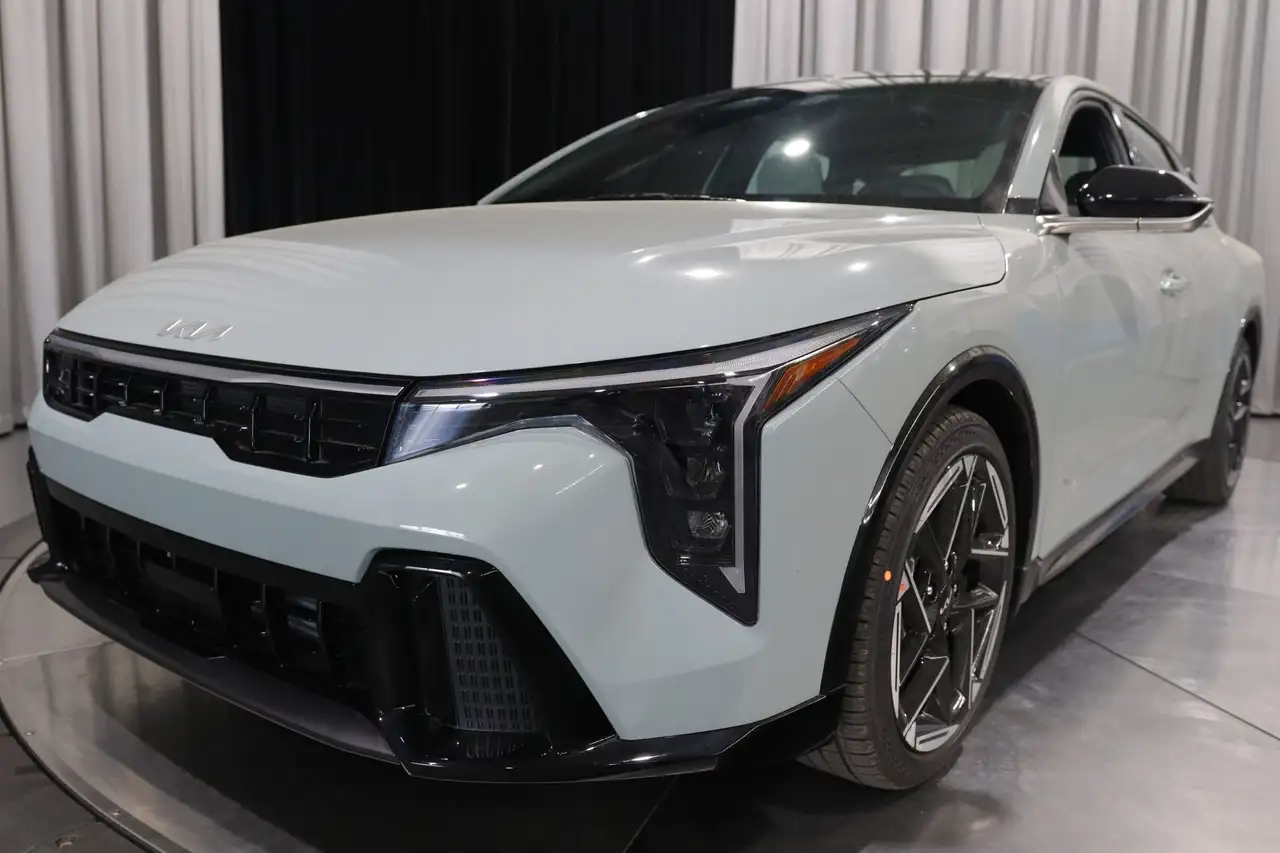 Kia K4 снимка Kia K4