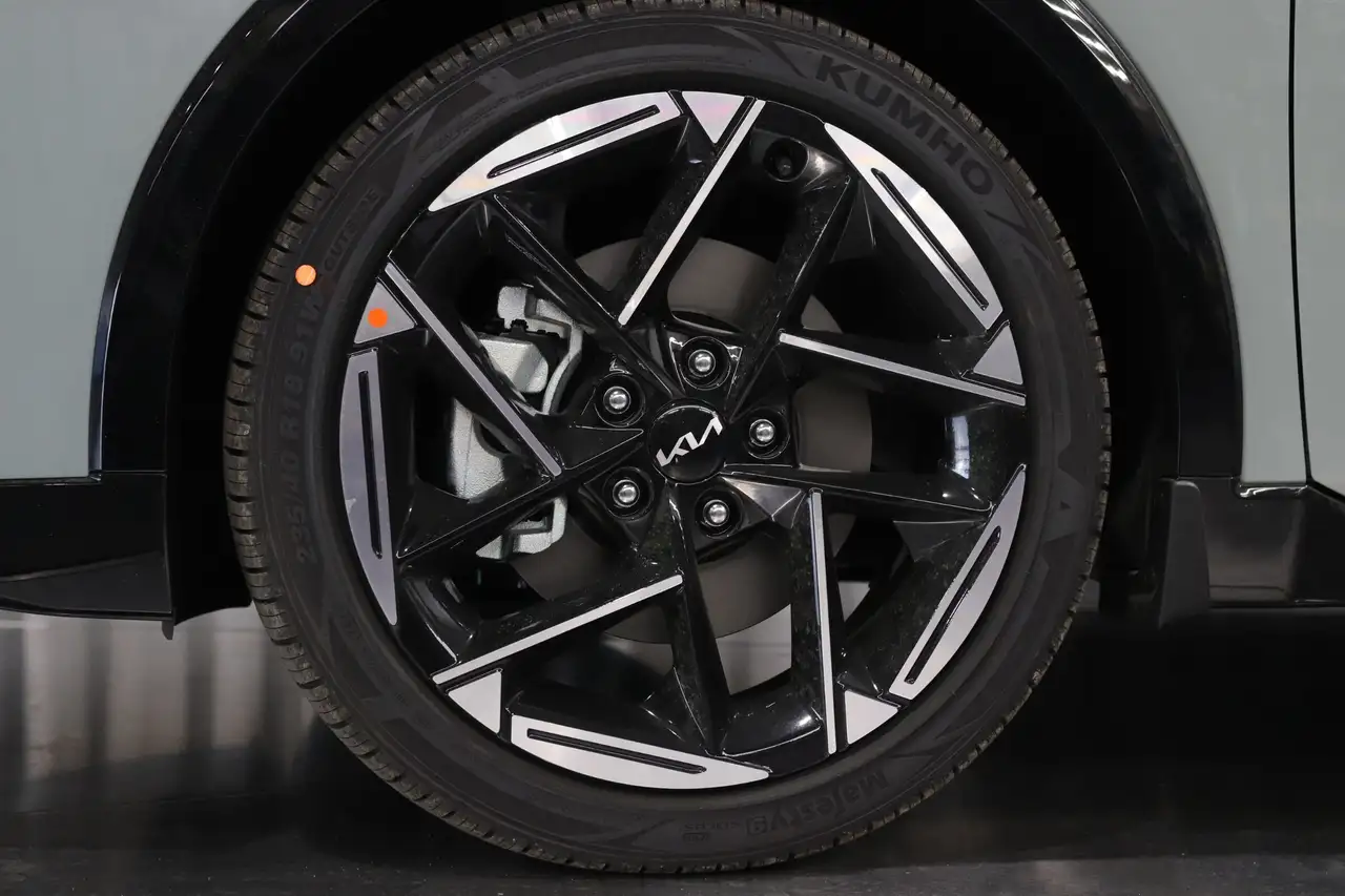 Kia K4 снимка Kia K4