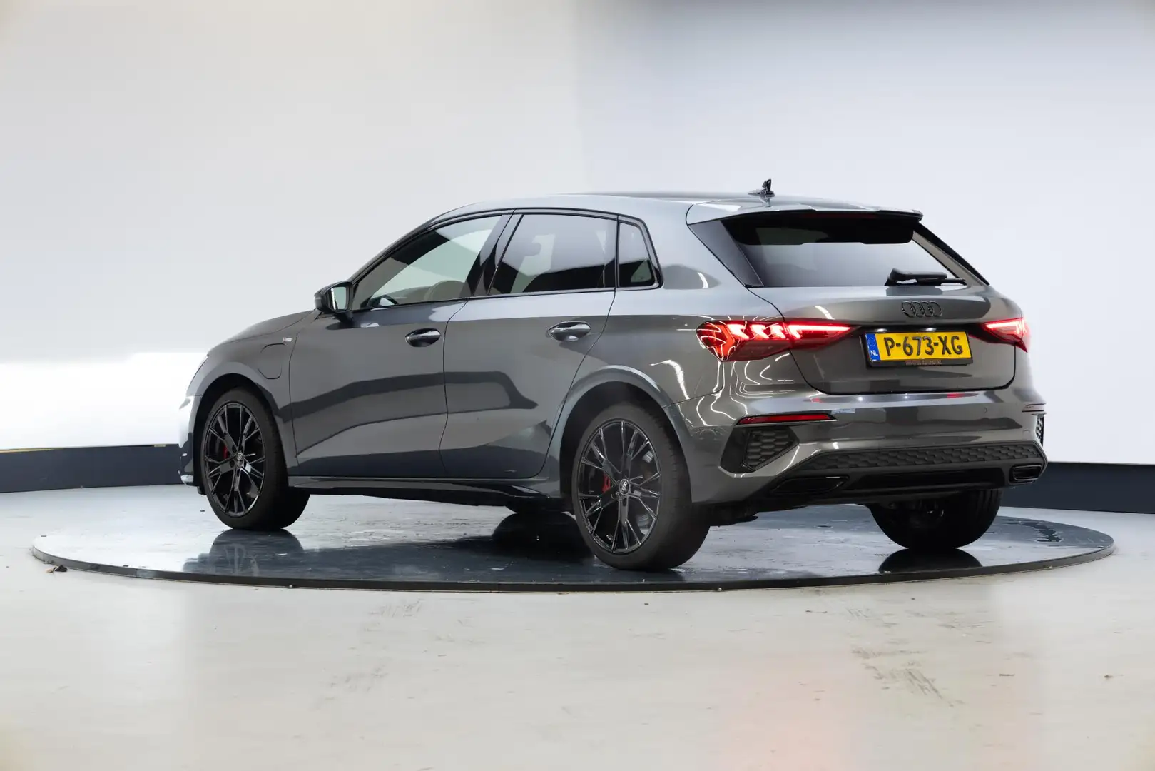 Audi A3 Sportback 45 TFSI e S edition Competition Gris - 2