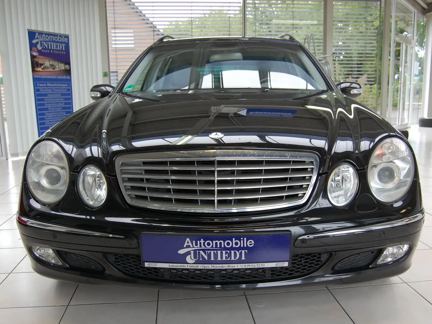 Mercedes-Benz E 240 T Elegane Autom. Xenon Parktr. SHD. AHK Schwarz - 2