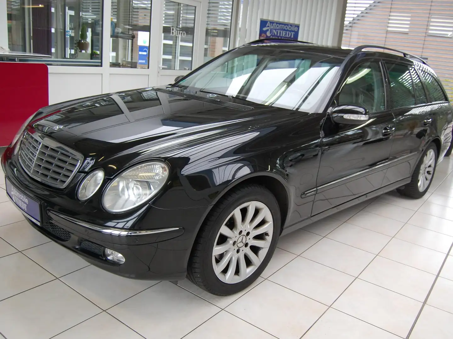 Mercedes-Benz E 240 T Elegane Autom. Xenon Parktr. SHD. AHK Schwarz - 1