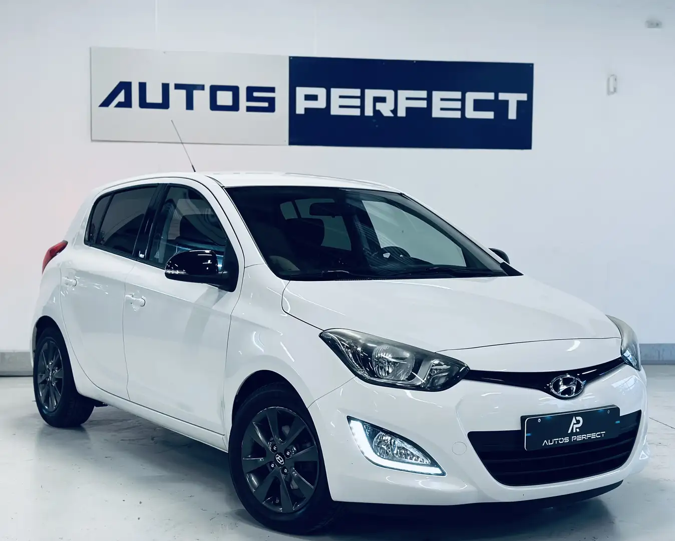 Hyundai i20 1.2i PDC CLIM RADIO ISOFIX BLUETOOTH AUX USB Weiß - 2