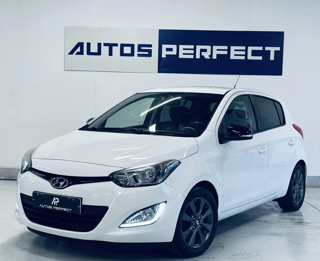 Hyundai i20 1.2i PDC CLIM RADIO ISOFIX BLUETOOTH AUX USB Weiß - 1