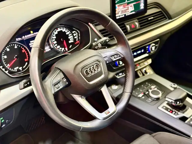Audi Q5 view 11
