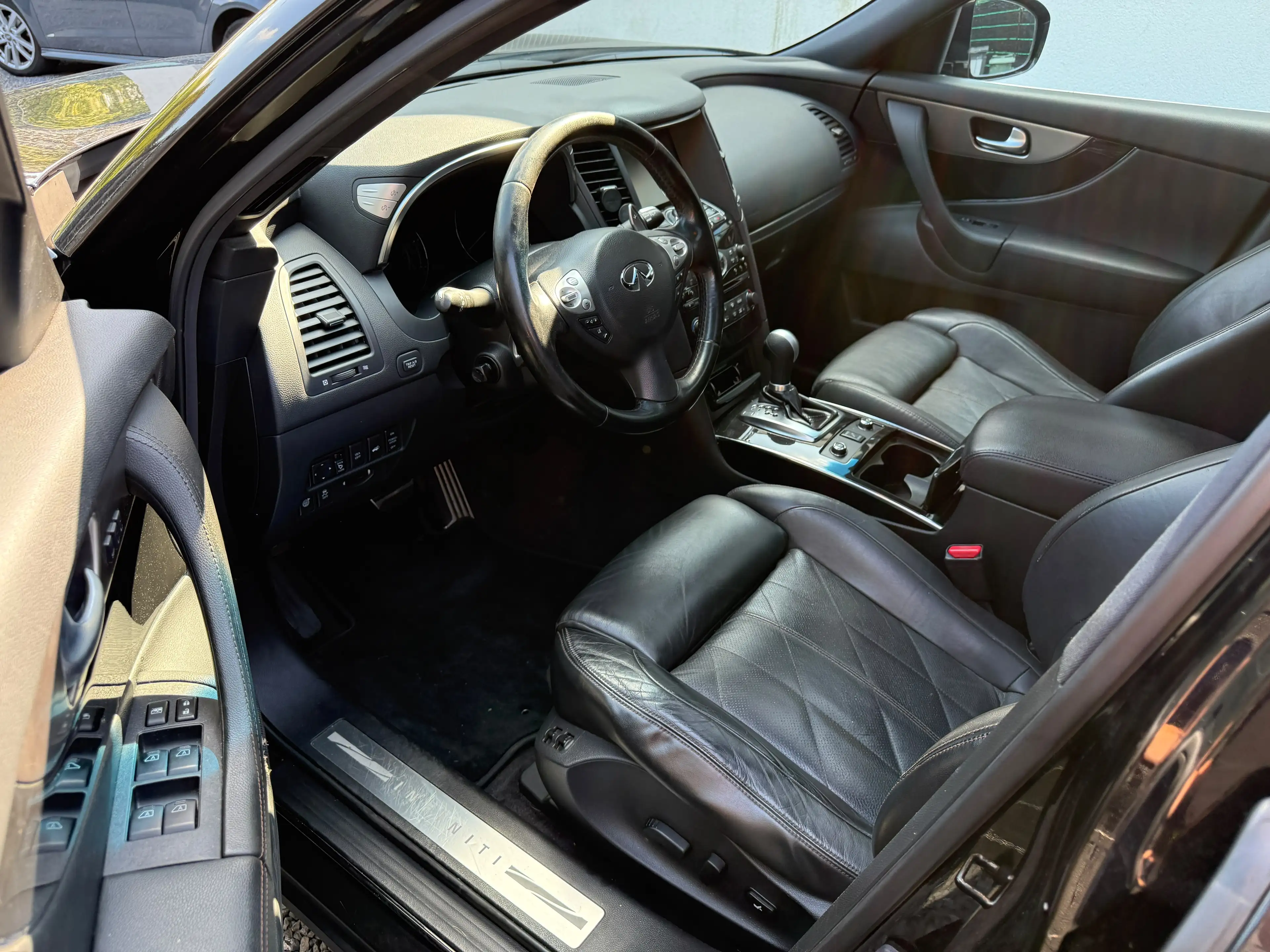 Infiniti QX70 QX70 3.0 D V6 S Premium — photo 9
