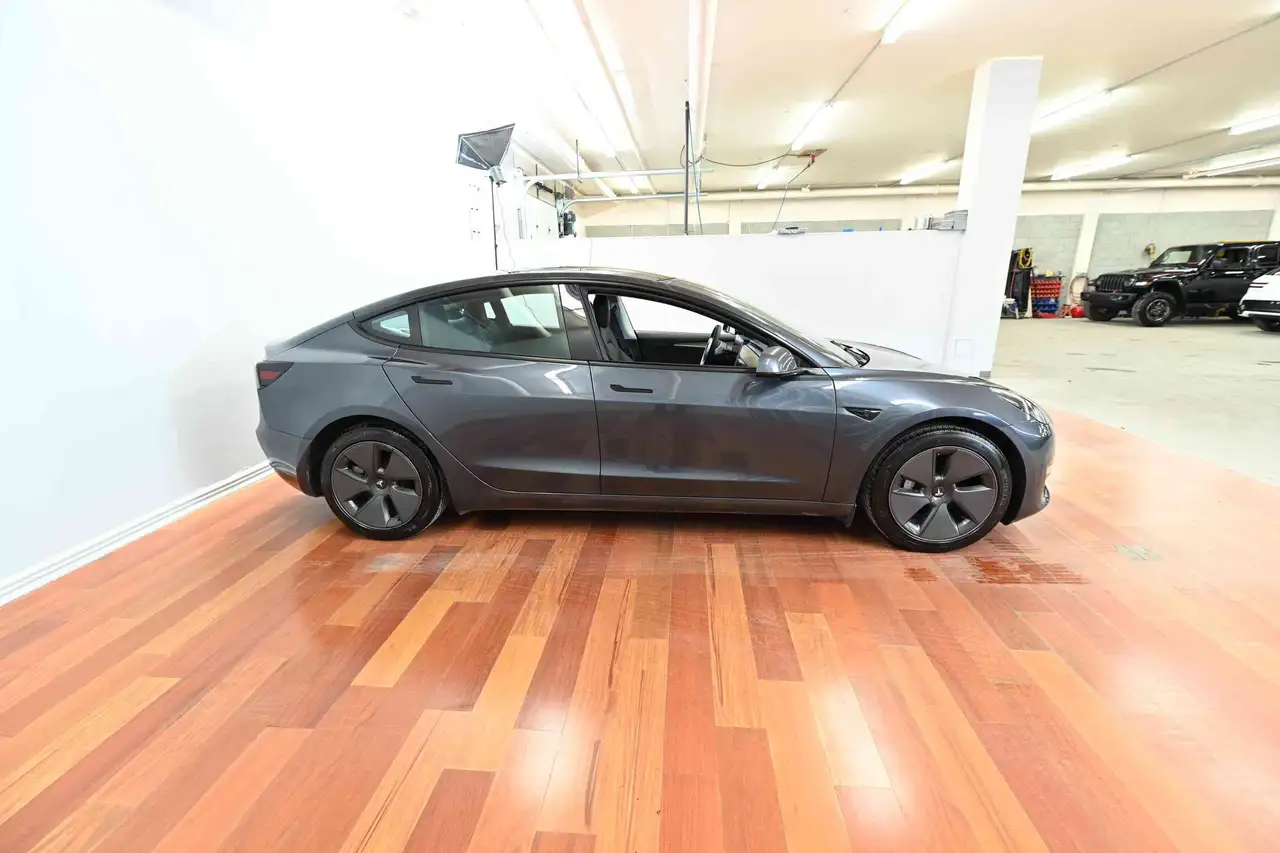 Tesla Model 3 снимка Tesla Model 3