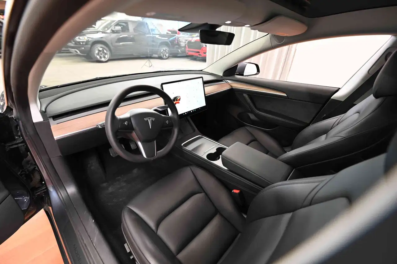 Tesla Model 3 снимка Tesla Model 3