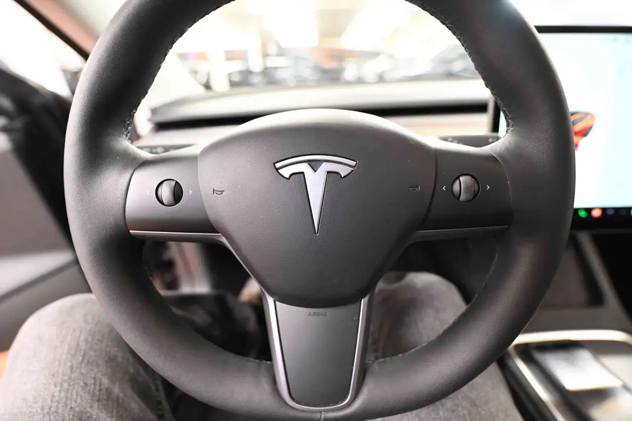 Tesla Model 3 снимка Tesla Model 3