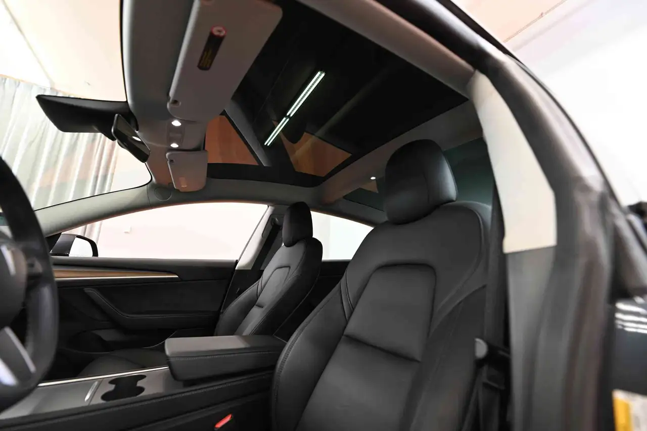 Tesla Model 3 снимка Tesla Model 3