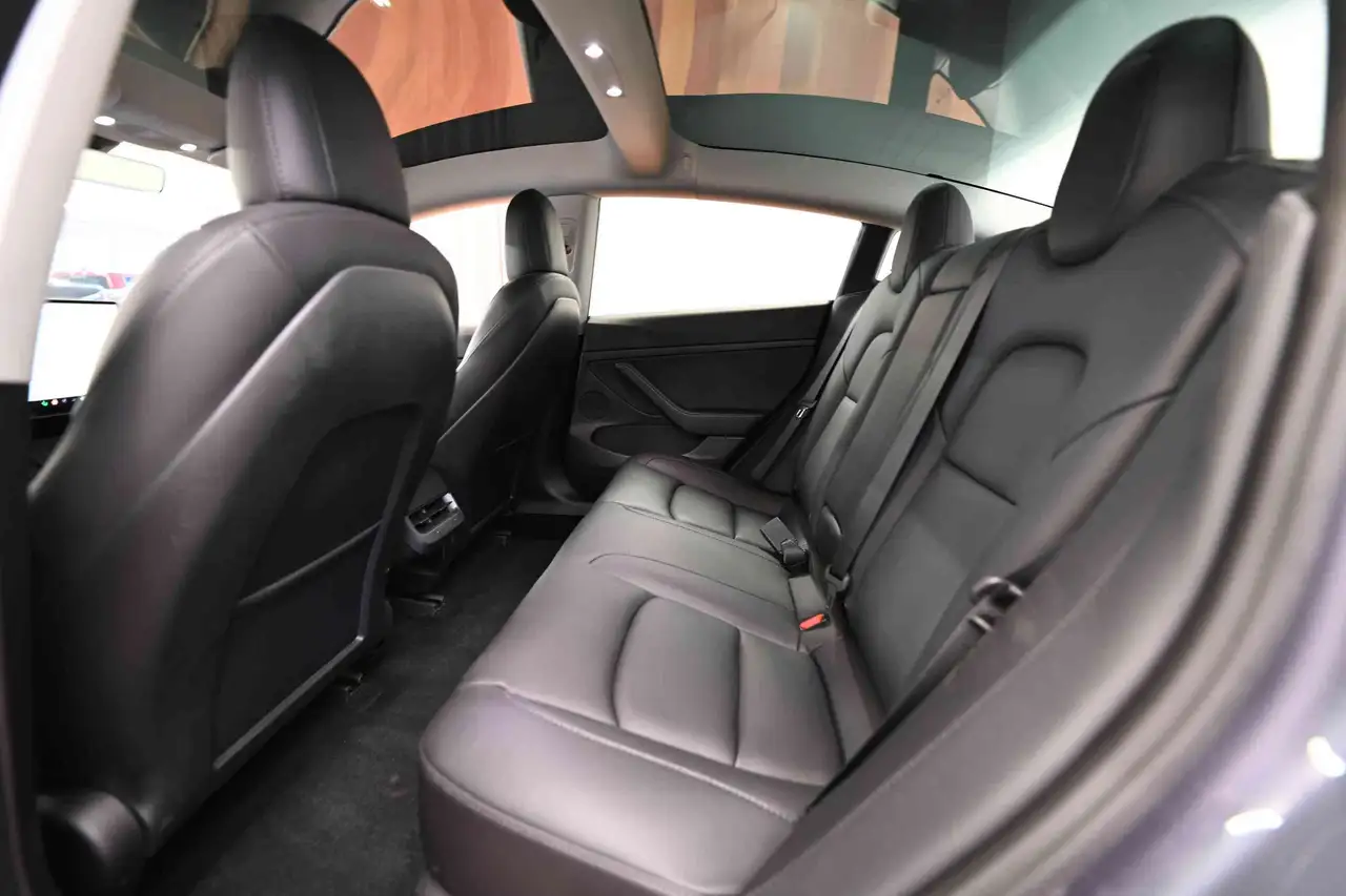 Tesla Model 3 снимка Tesla Model 3