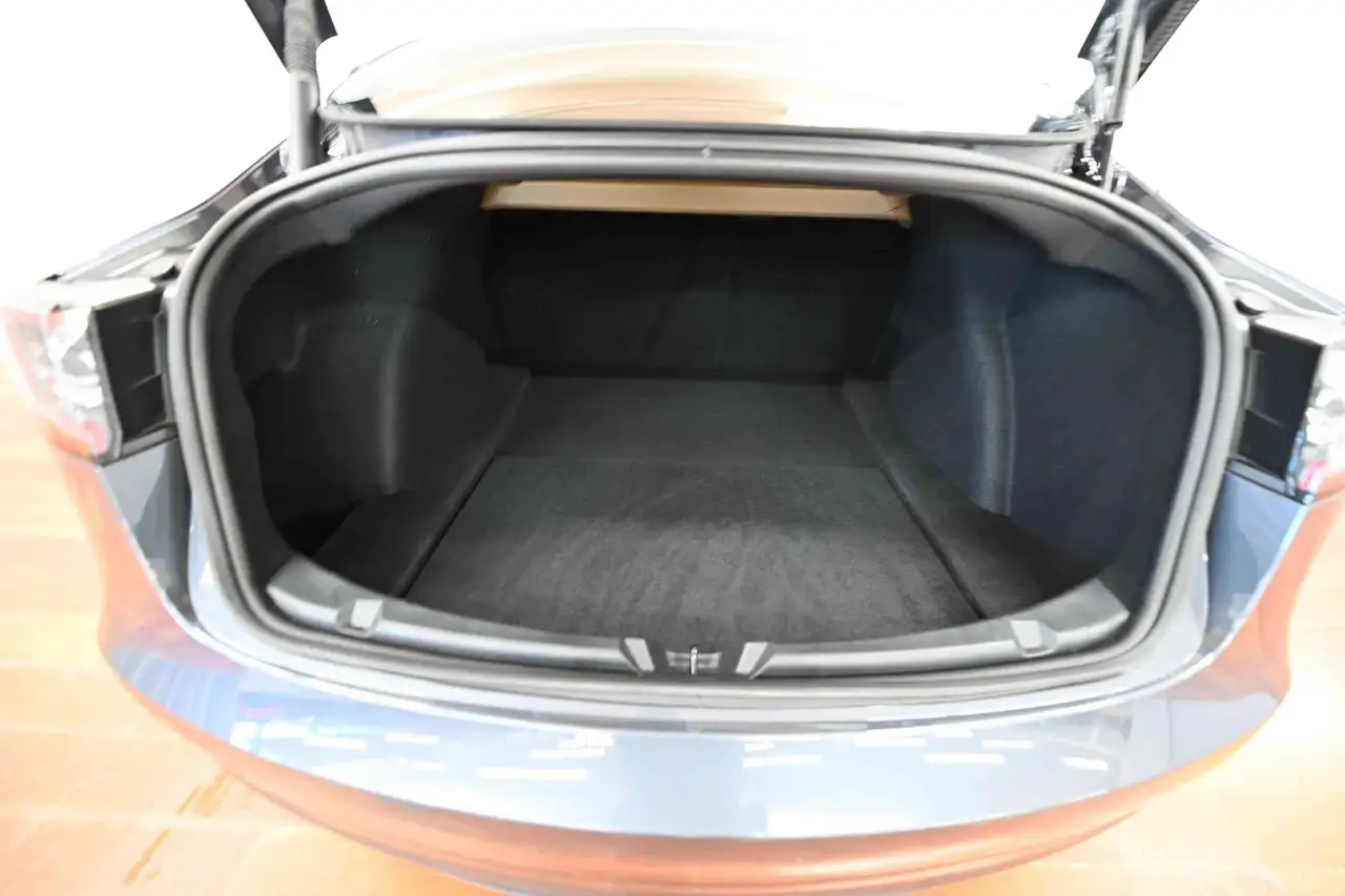 Tesla Model 3 снимка Tesla Model 3