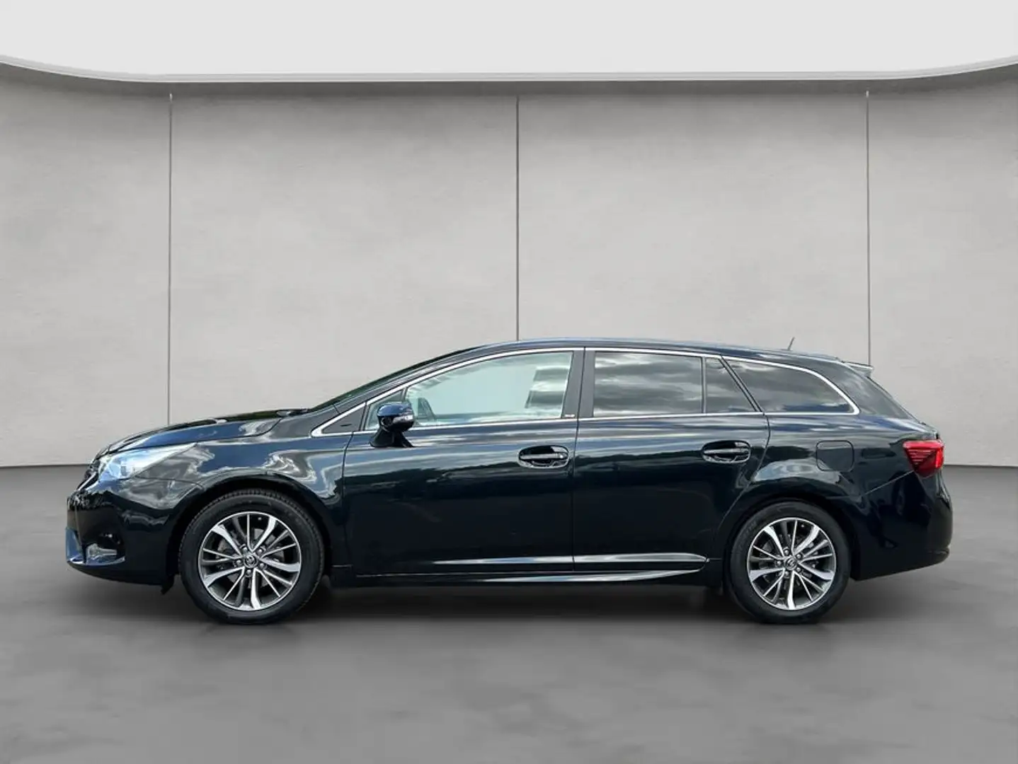Toyota Avensis Touring Sports 1.8 Multidrive S Zwart - 2