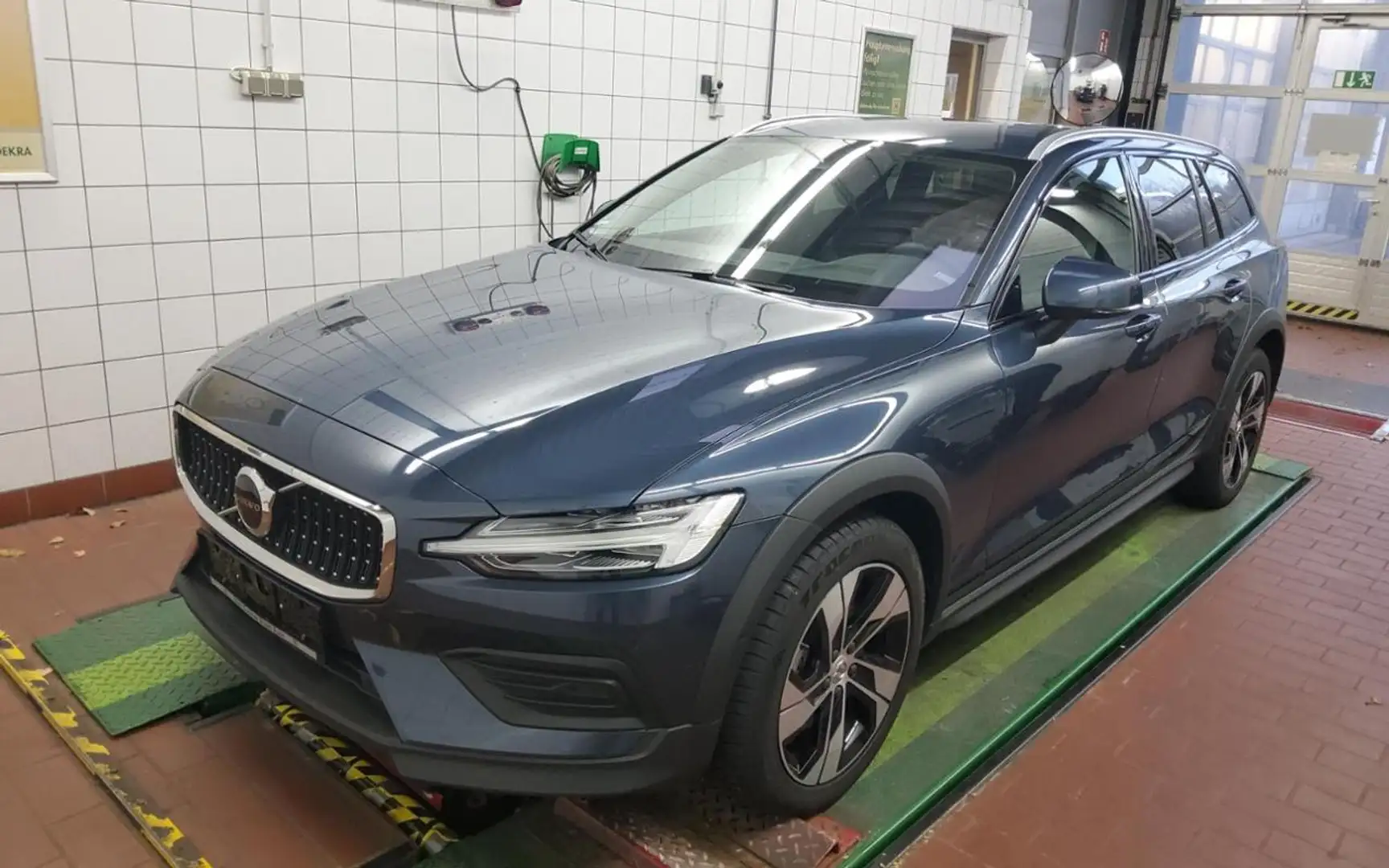 Volvo V60 Cross Country B4 (D) AWD PLUS HKSOUND+MET+ Blau - 2