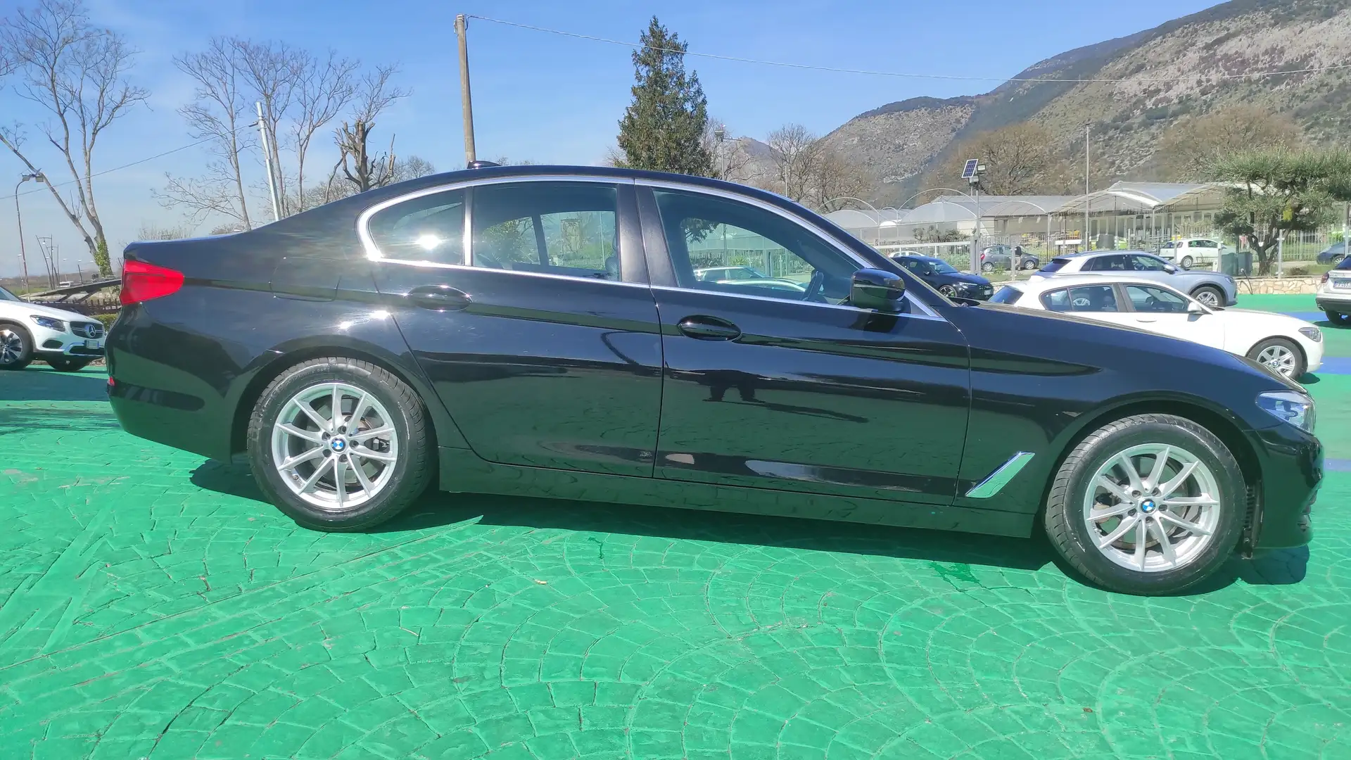 BMW 520 Luxury Nero - 2