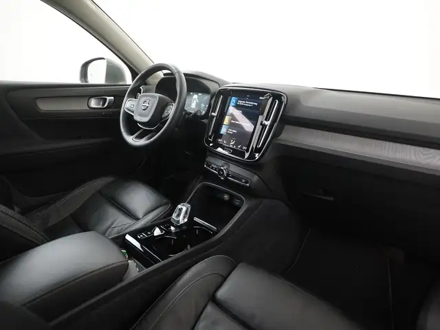 Volvo XC40 view 2