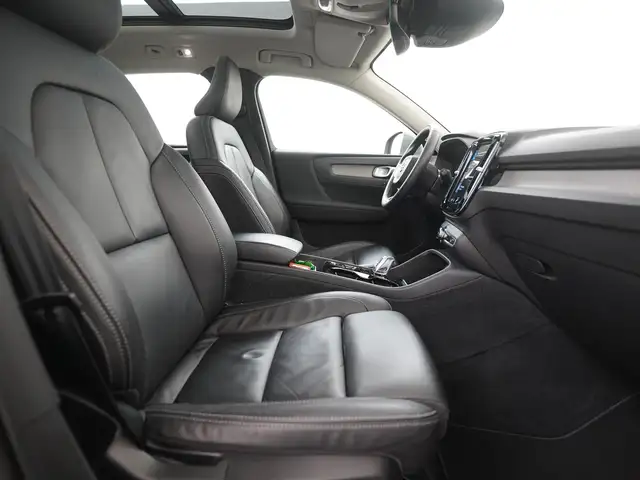Volvo XC40 view 3