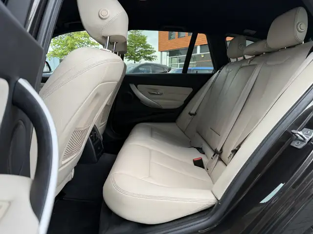BMW 3 Series view 5