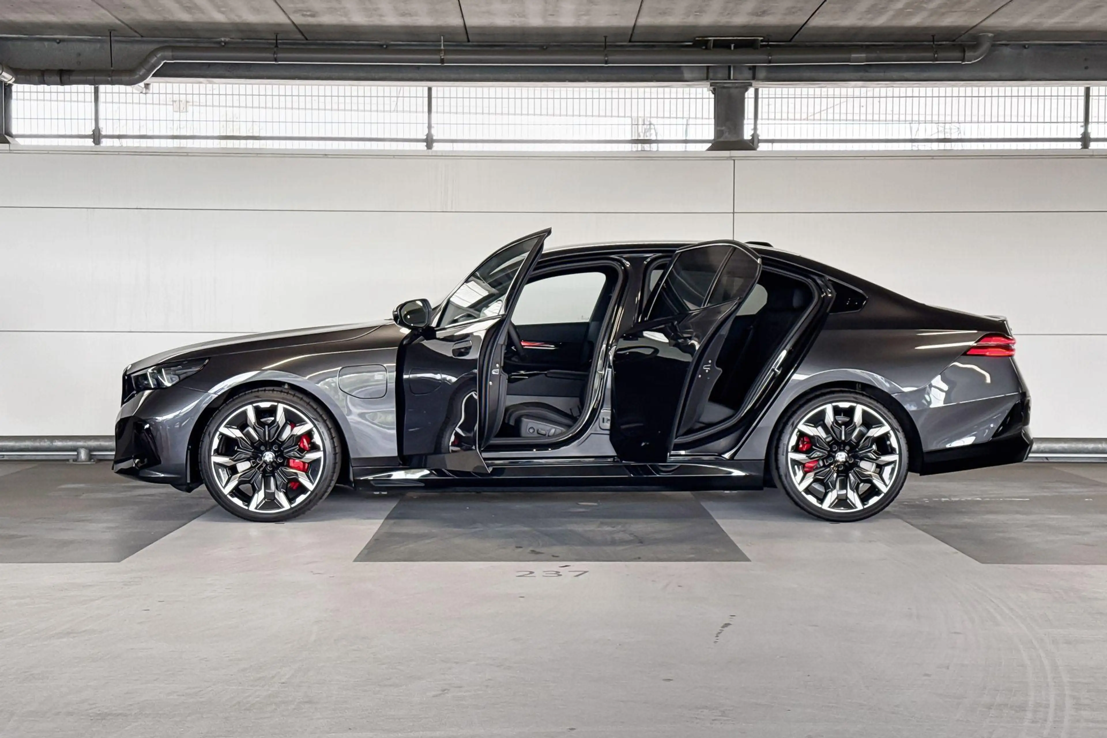 BMW 550 5 Serie Sedan 550e xDrive — photo 3
