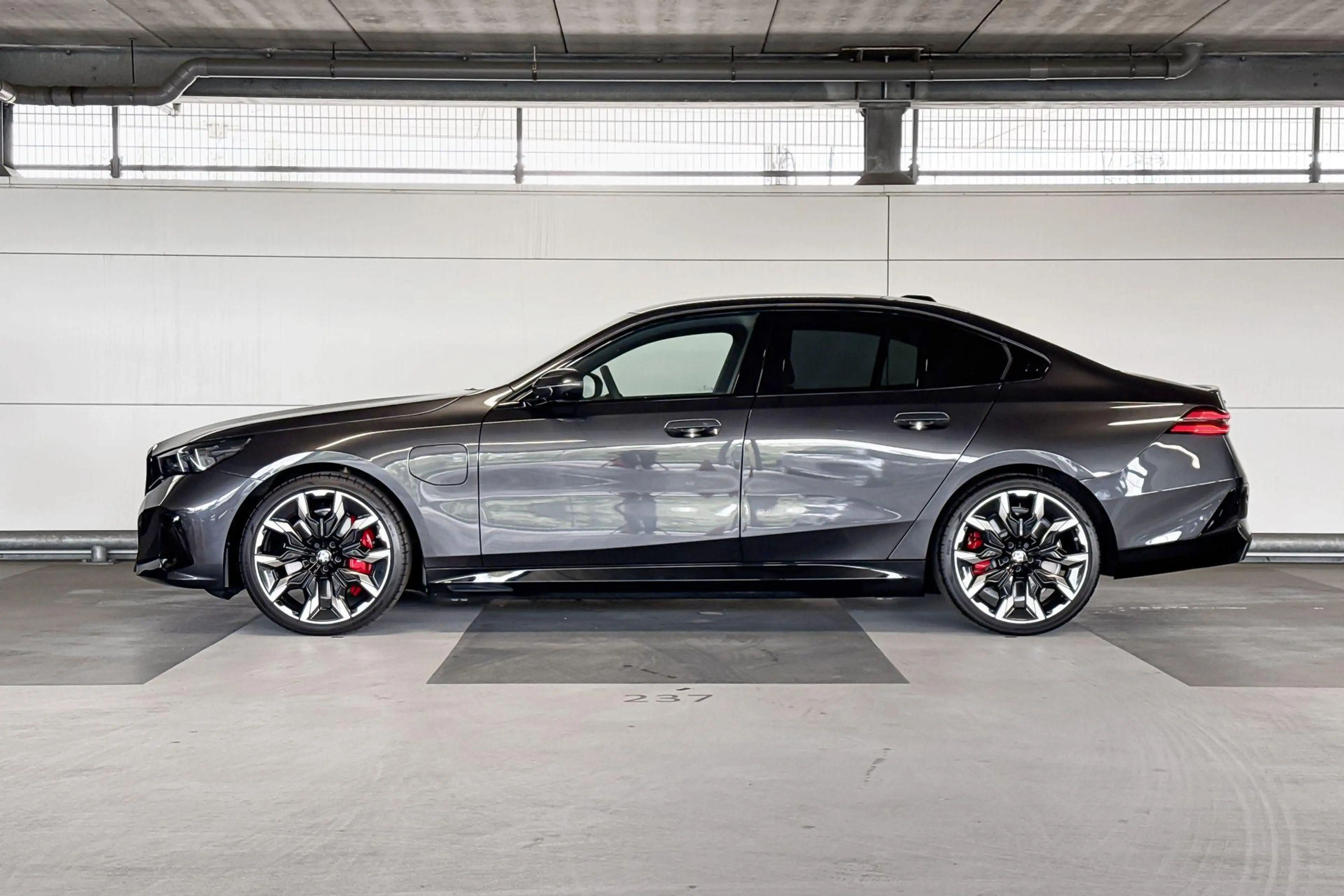 BMW 550 5 Serie Sedan 550e xDrive — photo 2