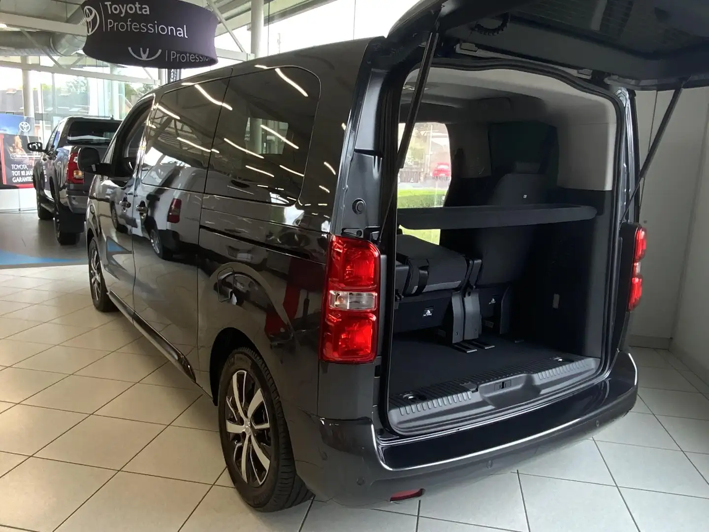 Toyota Proace 2.0D 106kW MWB Family Gris - 2