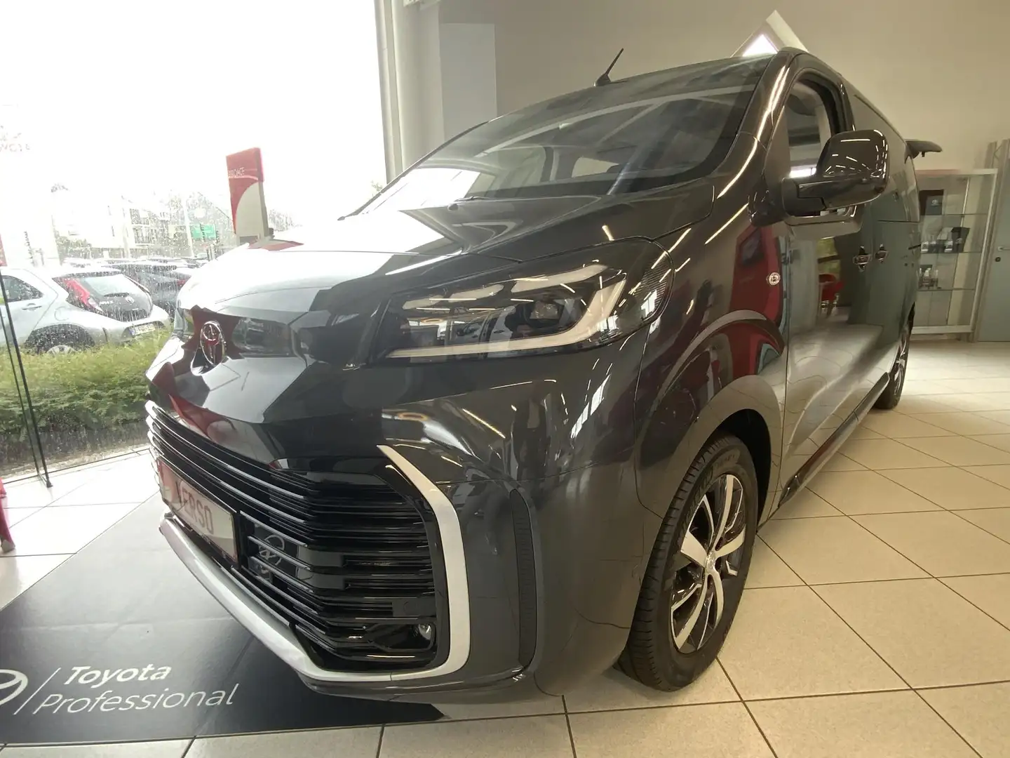 Toyota Proace 2.0D 106kW MWB Family Gris - 1