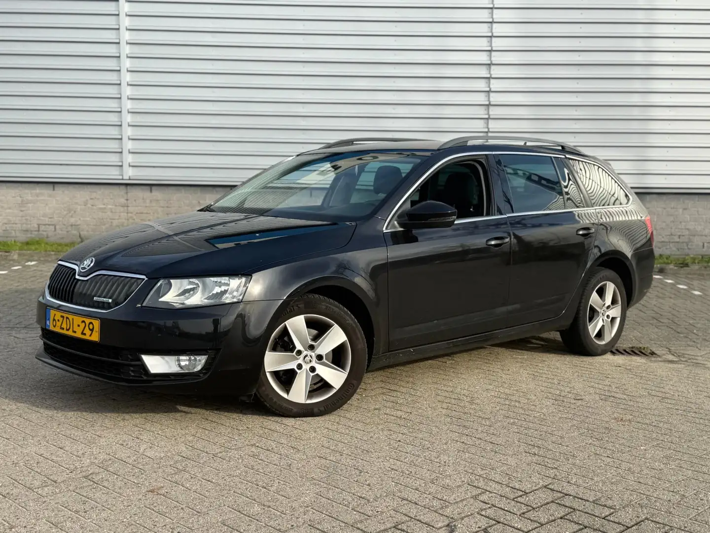 Skoda Octavia Combi 1.6 TDI Greenline Businessline (INRUILKOOPJE Zwart - 1
