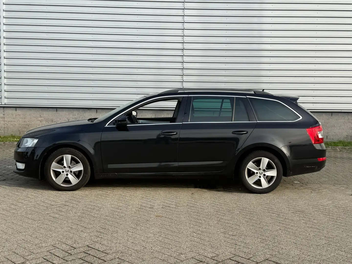 Skoda Octavia Combi 1.6 TDI Greenline Businessline (INRUILKOOPJE Zwart - 2
