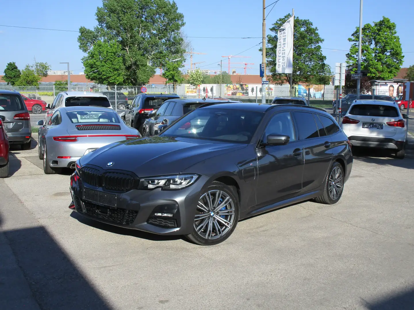 BMW 330 330e PHEV xDrive Touring Aut. Grau - 2
