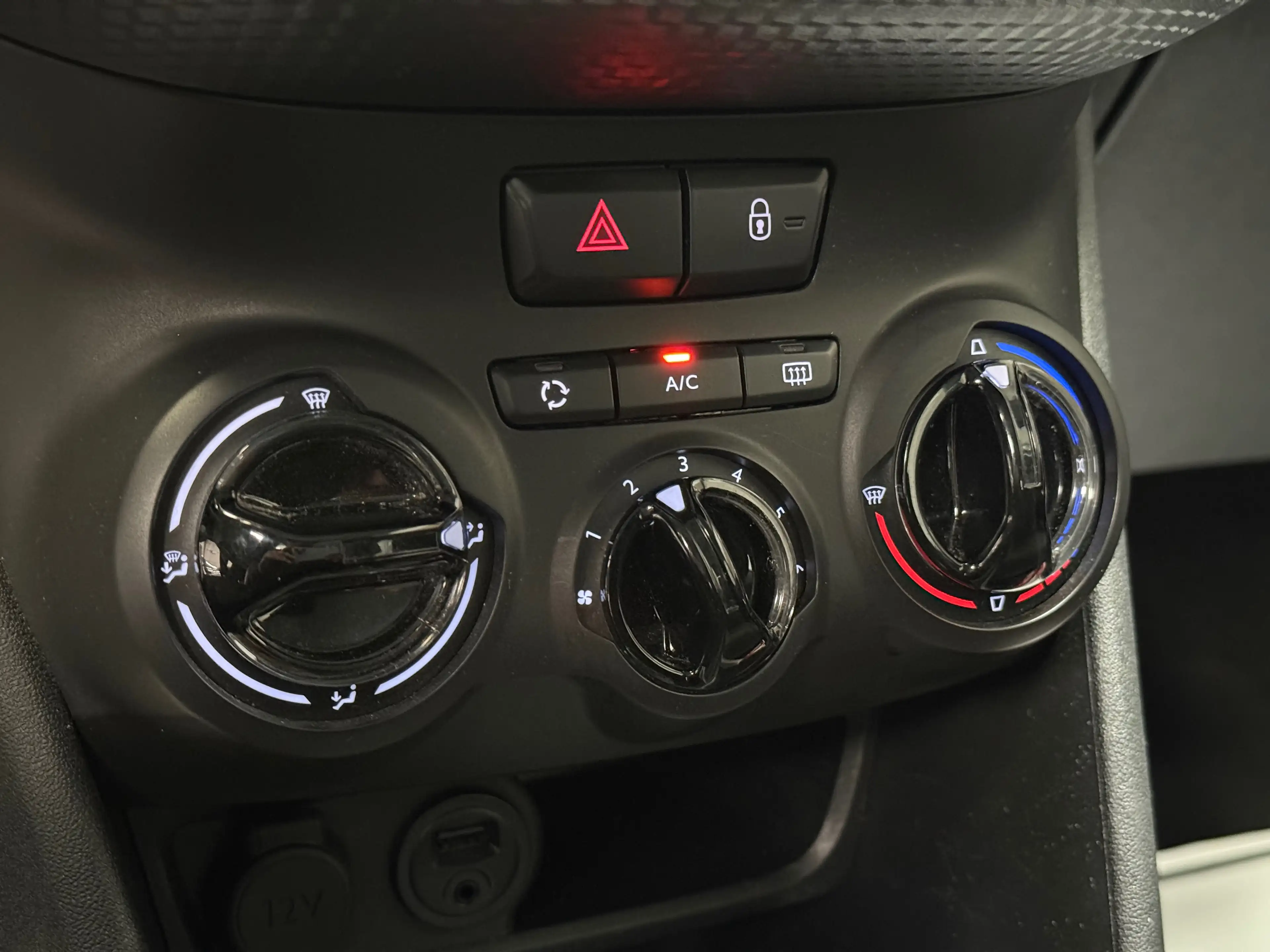Peugeot 2008 2008 1.6 BlueHDi Active — photo 14
