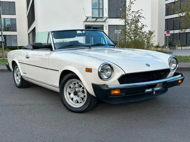 Fiat 124 Spider view 2