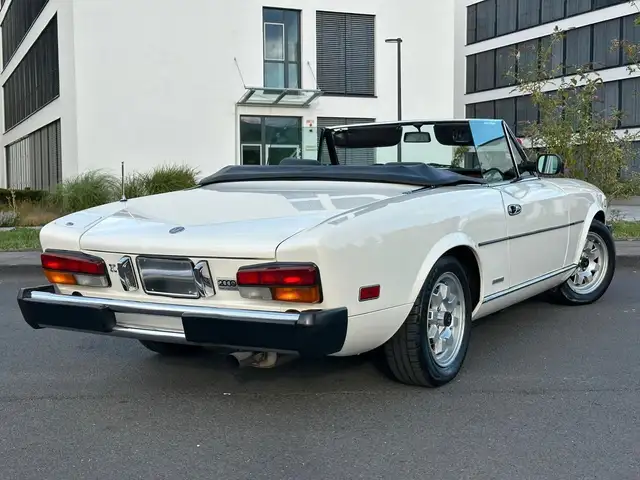 Fiat 124 Spider view 4