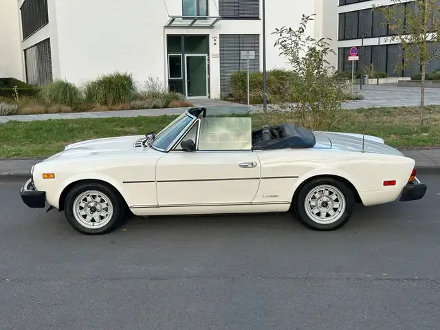 Fiat 124 Spider view 5