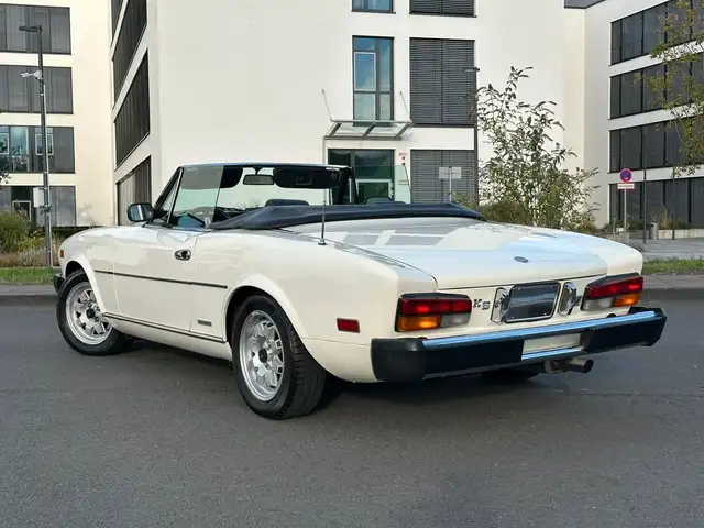 Fiat 124 Spider view 3